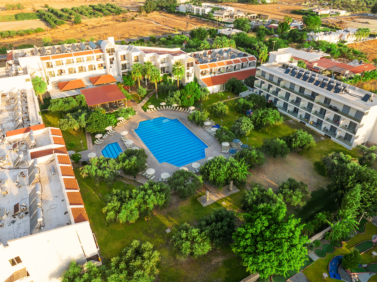Tropisch hotel met zwembad en palmbomen